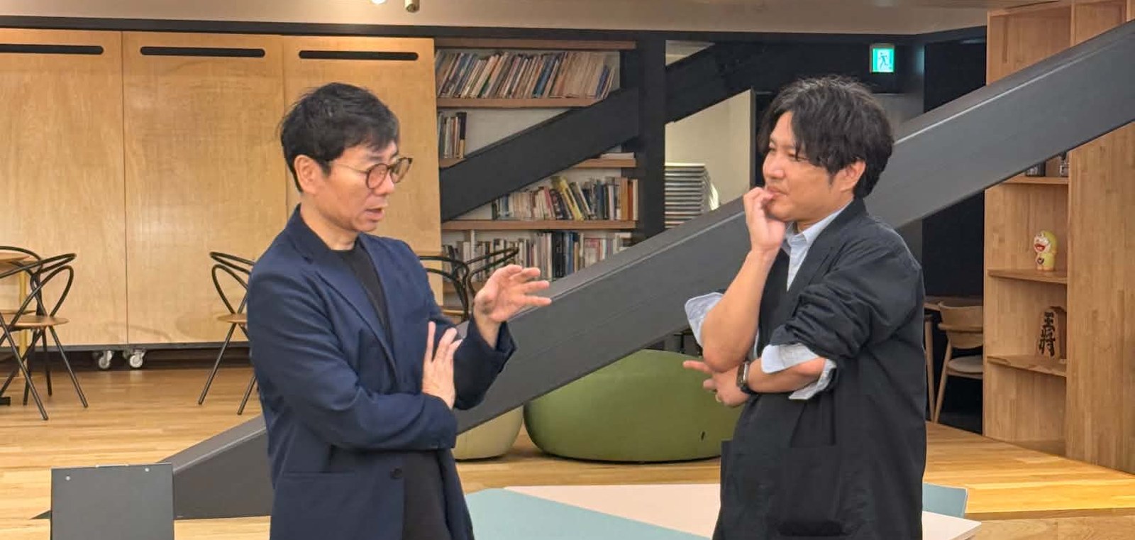 討議のあとも、テーブルを離れてケースの話が続いた